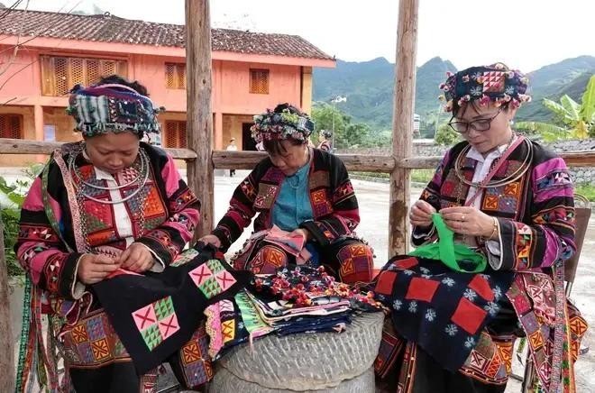 Women of the Lo Lo ethnic group in Ha Giang province skillfully embroider intricate patterns on traditional clothing. (Photo: VNA) trang-phuc-truyen-thong-net-van-hoa-cua-nguoi-lo-lo5-5308jpg-6037.jpg.webp