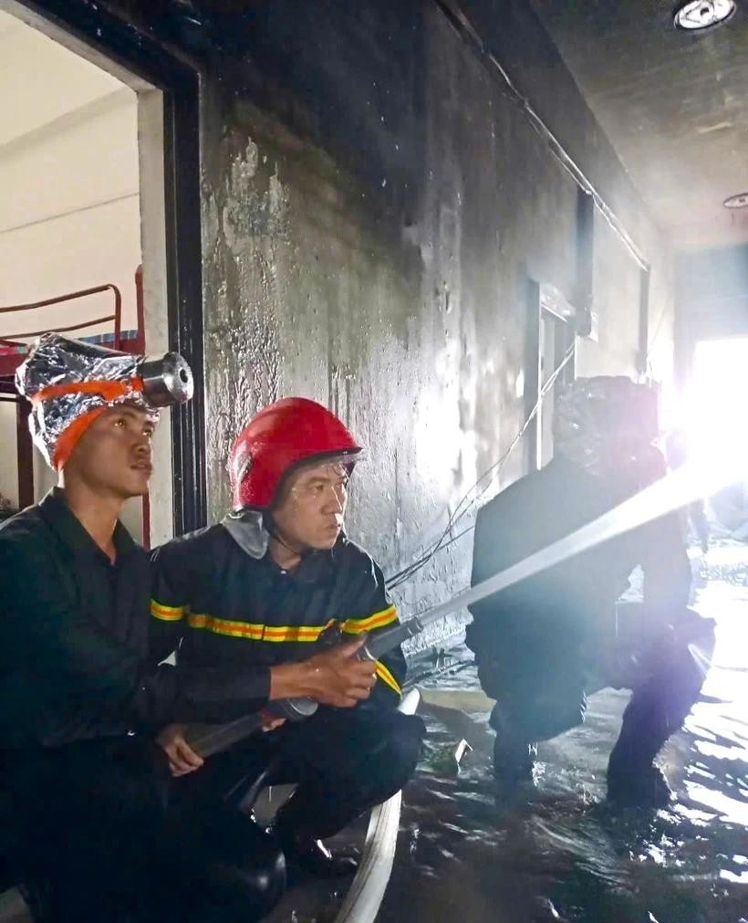 Tay Ninh province has helped Cambodia’s rescue teams in putting out a fire at a casino in Tbong Khmum province. (Photo: VNA) vna-potal-cong-an-tay-ninh-ho-tro-tinh-giap-bien-vuong-quoc-campuchia-chua-chay-7686482-7825.jpg.webp