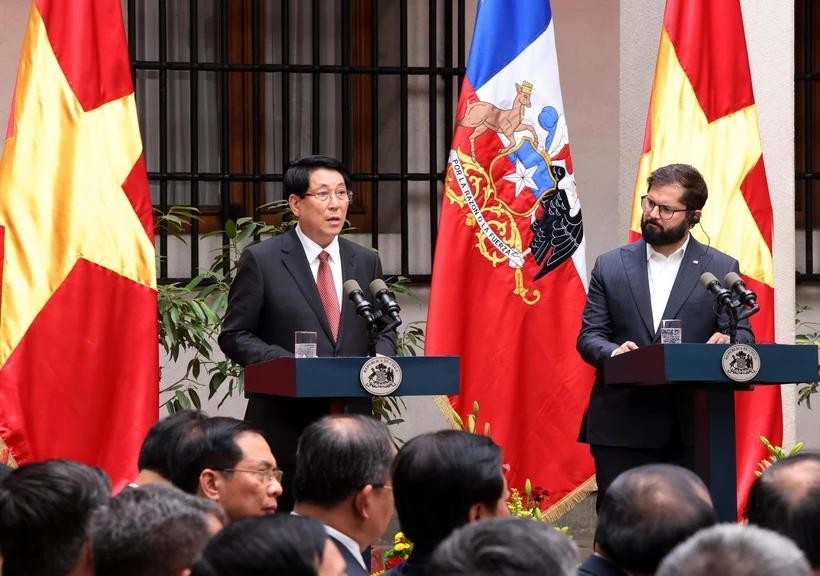 State President Luong Cuong (L) speaks at the meeting with the press in Santiago de Chile. (Photo: VNA) vna-potal-chu-tich-nuoc-luong-cuong-va-tong-thong-chile-chung-kien-le-ky-van-kien-hop-tac-giua-hai-nuoc-va-gap-go-bao-chi-7698867-577.jpg.webp