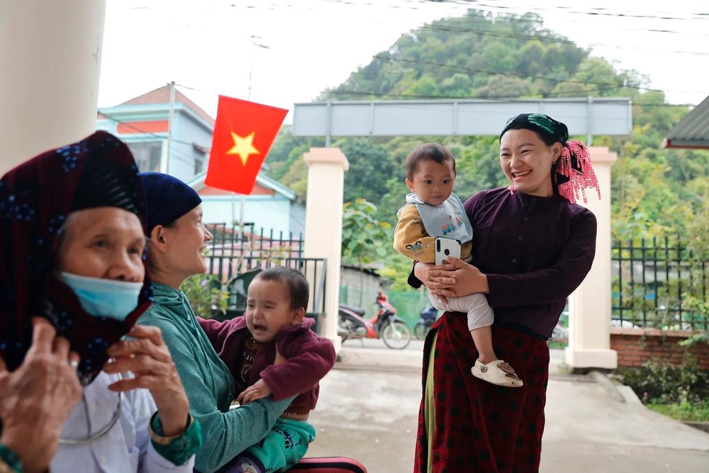 Maternal and child health care in Ha Giang province. (Photo: VNA) vna_potal_ha_giang_phat_huy_hieu_qua_de_an_nang_cao_chat_luong_cham_soc_suc_khoe_ban_dau_tai_tram_y_te_xa_7390922-1620x1080-1.webp
