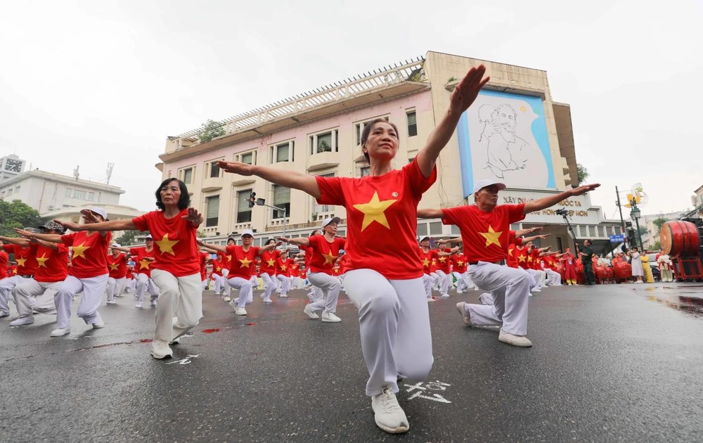Nearly 2,000 older persons from districts across Hanoi gather for a fitness festival in 2023. (Photo: VNA) vna_potal_ngay_hoi_ren_luyen_suc_khoe_nguoi_cao_tuoi_ha_noi_nam_2023_7052697-1714x1080.webp