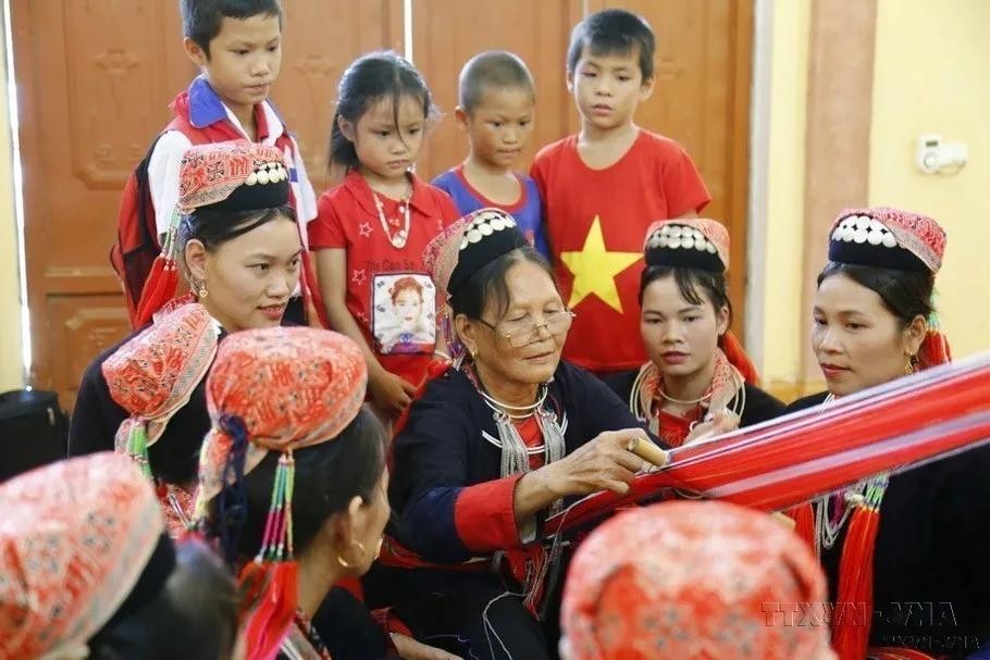 Senior citizens play a vital role in passing down knowledge to younger generations, helping preserve and promote the cultural values of the nation. (Photo: VNA) vna_potal_ngay_quoc_te_nguoi_cao_tuoi_110_va_thang_hanh_dong_vi_nguoi_cao_tuoi_viet_nam_tuoi_cao_-_guong_sang_7613707.webp