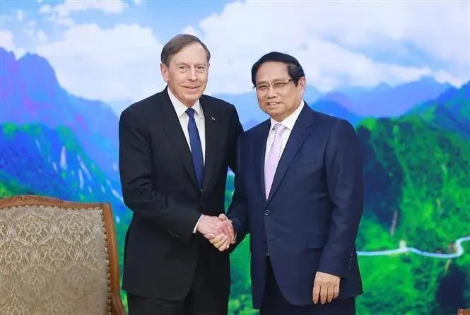 Prime Minister Pham Minh Chinh (right) and David Petraeus, a Partner at the Kohlberg Kravis Roberts (KKR) global investment firm and Chairman of the KKR Global Institute. (Photo: VNA)