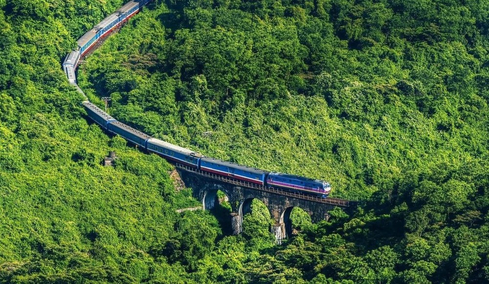 The journey passing through every station along the length of the country allows passengers to enjoy the magnificent beauty of Vietnam. (Photo: SGGP) z5277094016544-a824965a239a3482f7e4831d6352a56f-6254-6873.jpg.webp