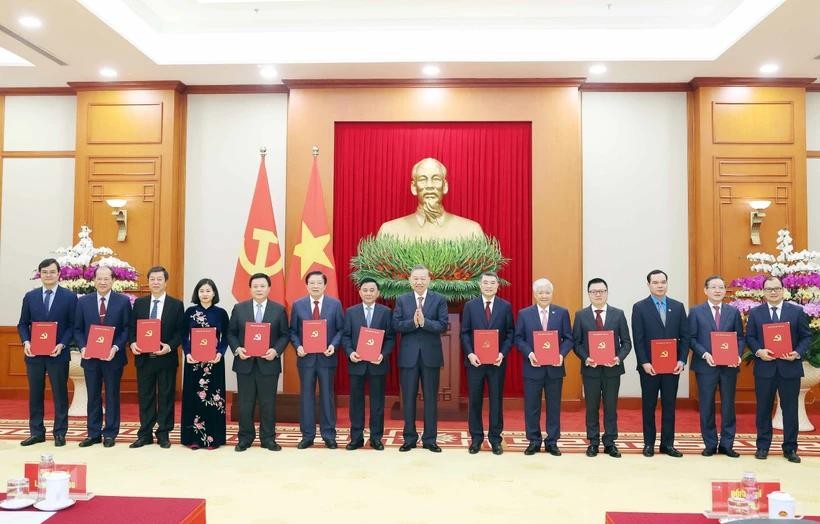 Party General Secretary To Lam presents decisions on the authority, functions, tasks, organisational structures, and working relations of the 13 agencies. (Photo: VNA) vna-potal-hoi-nghi-cong-bo-quyet-dinh-cua-bo-chinh-tri-ve-chuc-nang-nhiem-vu-cua-13-co-quan-don-vi-7782046.jpg