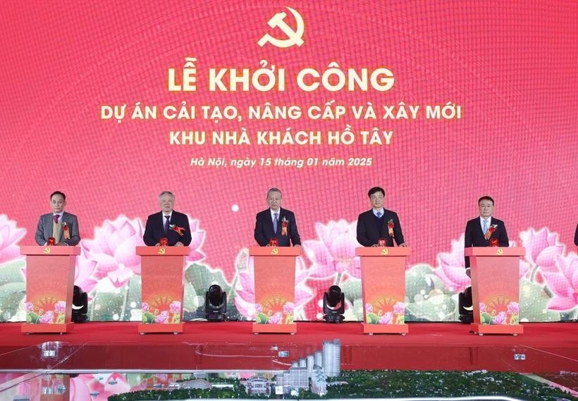 Party General Secretary To Lam (middle) and delegates press the buttons to launch the project to upgrade and build the West Lake Guesthouse Complex in Hanoi on January 15 (Photo: VNA) vna-potal-tong-bi-thu-to-lam-du-le-khoi-cong-du-an-cai-tao-nang-cap-va-xay-moi-khu-nha-khach-ho-tay-7807876.jpg