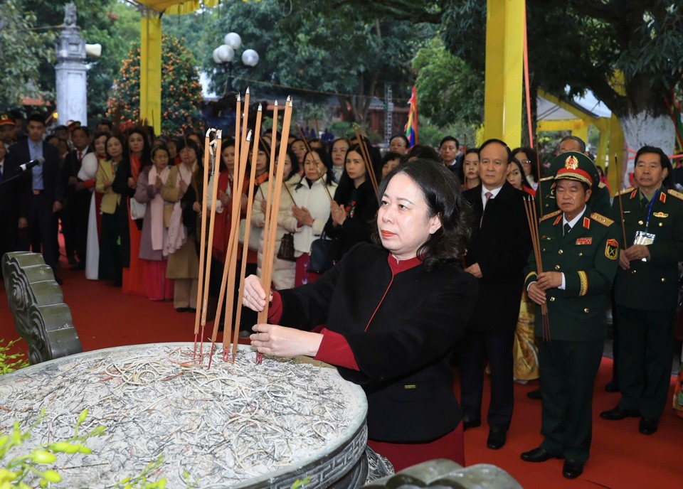 Vice State President Vo Thi Anh Xuan offers incense to the Trung Sisters. (Photo: SGGP) haibatrung.jpg1.jpg
