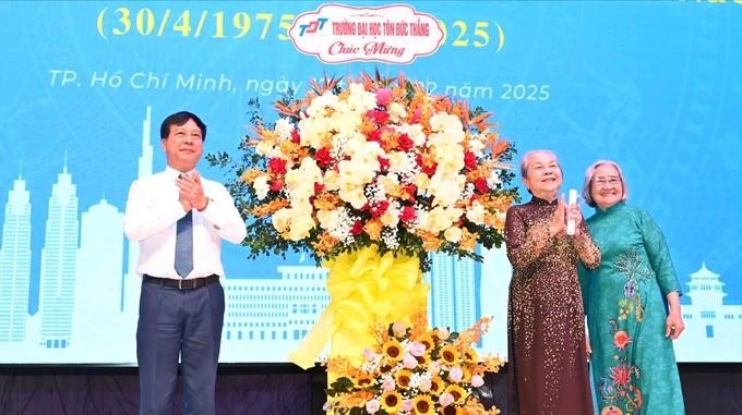The representative of Ton Duc Thang Unversity offers flowers to the Ho Chi Minh City Liaison Board of Former Political Prisoners and Prisoners of War. cuutu4.jpg