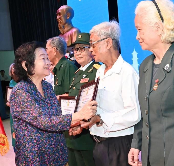 Former Vice State President Truong My Hoa offers certificates of merit to former political prisoners and prisoners of war. cuutu5.jpg