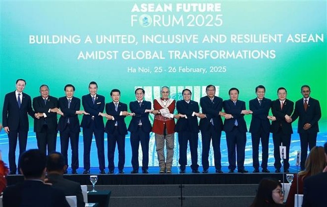 PM Pham Minh Chinh and heads of ASEAN member nation delegations to the forum pose for a group photo. (Photo: VNA) vna-aff-2025.jpg