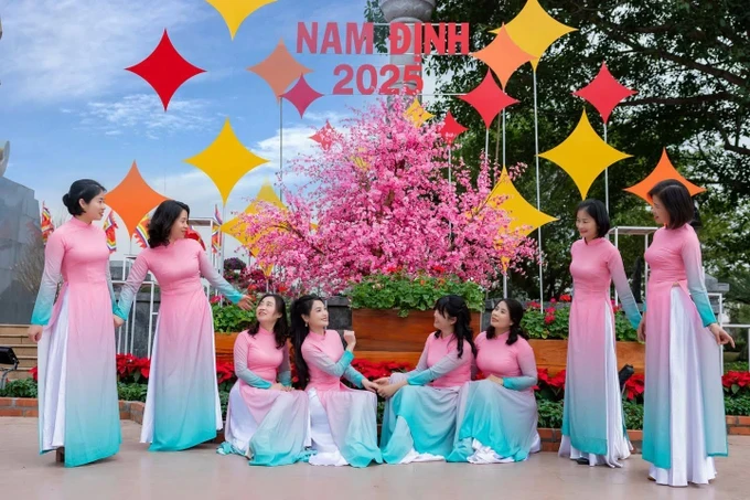Women in Nam Dinh province wear Ao Dai to promote Vietnam Ao Dai Week 2025. ao-dai-1-6150-7811.jpg
