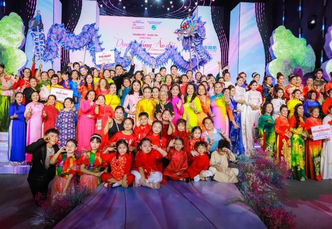 The community Ao Dai contest attracts 13 units participating in the individual and group categories. (Photo: SGGP) aodai1.jpg