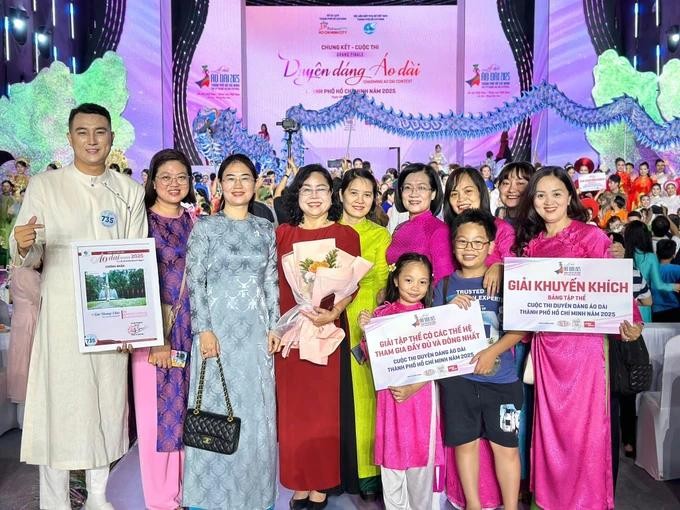 The Women's Union of Binh Tan District receives an award with the highest number of participants. (Photo: SGGP) aodai7.jpg