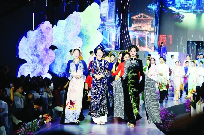 A perfromance of Ao Dai at the 11th Ho Chi Minh City Ao Dai Festival (Photo: SGGP) k1b-3119-7777.jpg