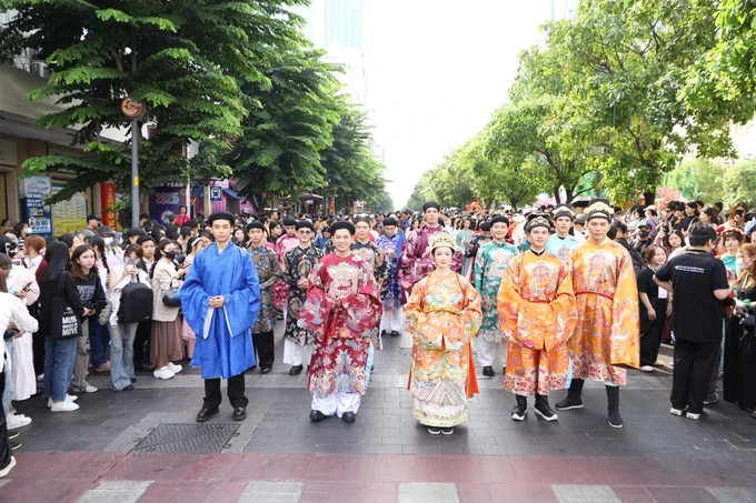 The mass parade with 1,000 attendees wearing traditional costumes takes place on the main streets of the city. (Photo: SGGP) k6b-8891-2140.jpg