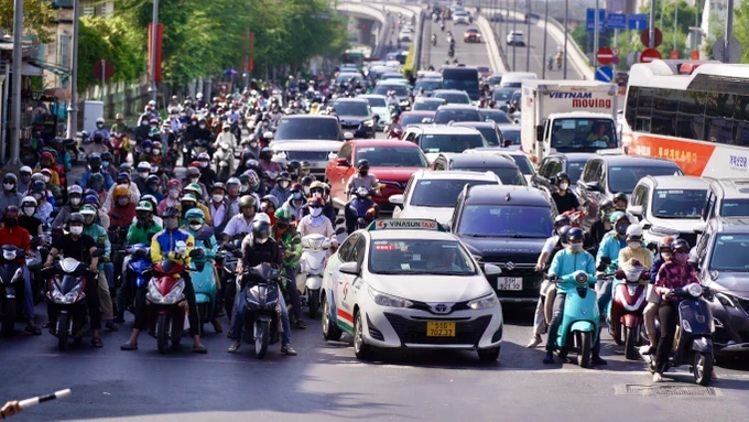 Emissions standards for vehicles will be applied in big cities, including Hanoi and Ho Chi Minh City. (Photo: SGGP) d5a-528jpg-2630-6113.jpg