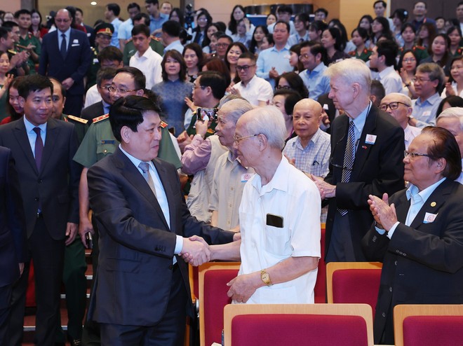 State President Luong Cuong shakes hands with delegates at the international seminar in Hanoi on April 23. (Photo: VNA) cuong2.jpg