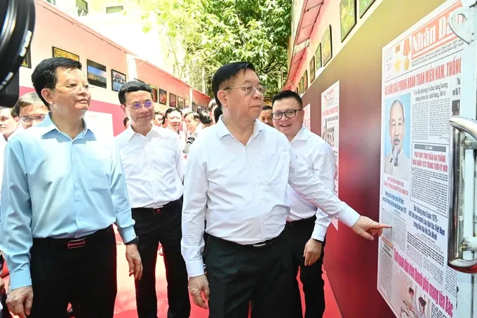 Head of the Central Propaganda and Mass Mobilization Commission Nguyen Trong Nghia and delegates attend the launching ceremony of the media center. (Photo: SGGP) z6546334968545-966f8cbaa4b8ae66122d574c5e3c5310-3790-3567.jpg