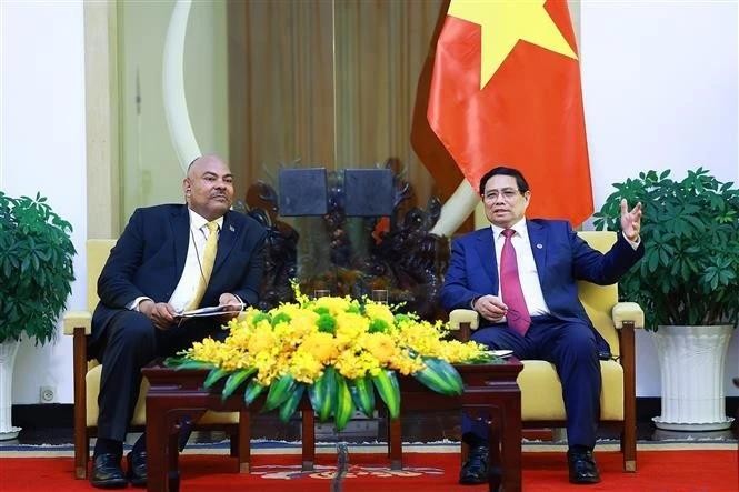 Prime Minister Pham Minh Chinh (right) hosts Tanzanian Minister of Foreign Affairs and East African Cooperation Mahmoud Thabit Kombo in Ho Chi Minh City on April 30. (Photo: VNA) chinh1.jpg