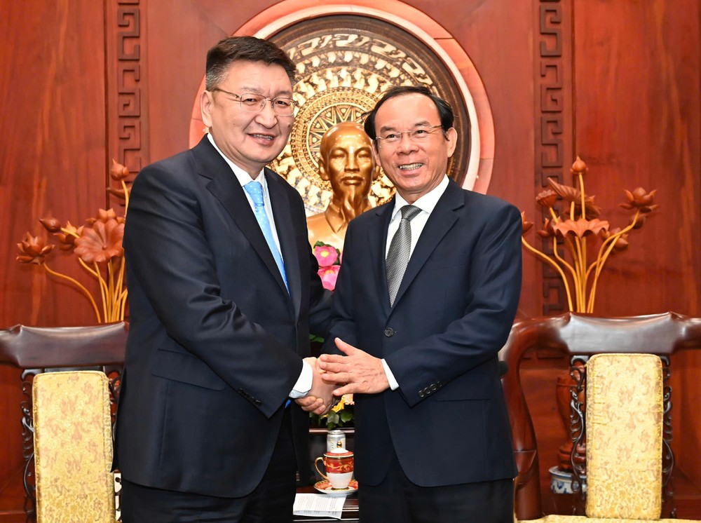 Secretary of the Ho Chi Minh City Party Committee Nguyen Van Nen (R) receives General Secretary of the Mongolian People's Party (MPP) Yangug Sodbaatar on April 30. (Photo: SGGP) 1000003675-5992-2640.jpg.jpg