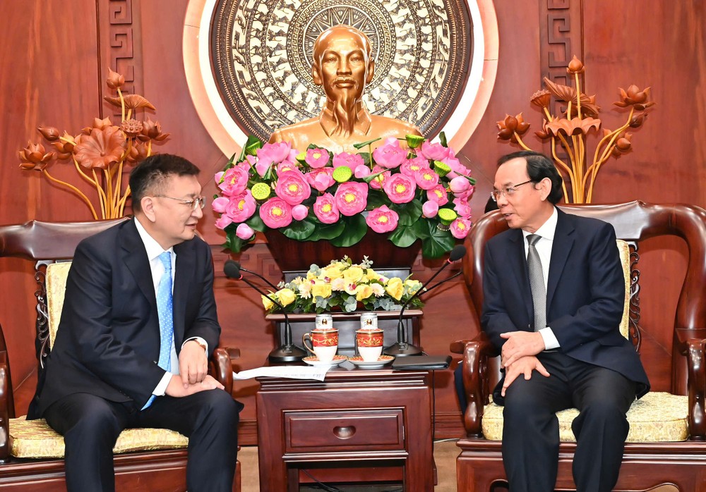 Secretary of the Ho Chi Minh City Party Committee Nguyen Van Nen (R) and General Secretary of the Mongolian People's Party (MPP) Yangug Sodbaatar (Photo: SGGP) 1000003676-7468-620.jpg.jpg