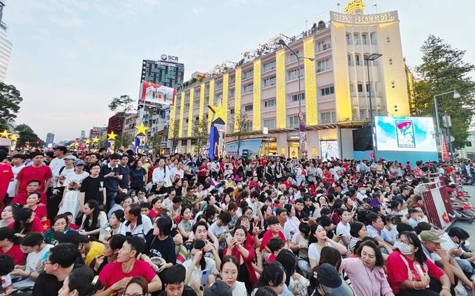 Thousands of people flock to Nguyen Hue walking street to enjoy cultural and artistic programs. (Photo: SGGP) 3d1.jpg