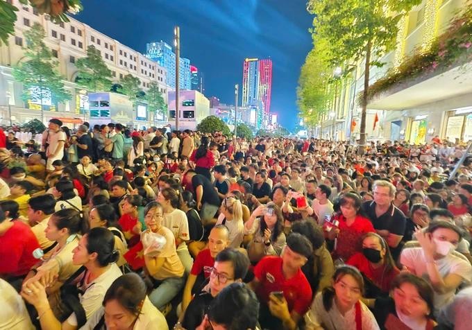 Thousands of people flock to Nguyen Hue walking street to enjoy cultural and artistic programs. (Photo: SGGP) 3d2.jpg