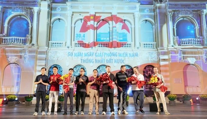 The organizer of 3D mapping show offers flowers to teams from France, Belgium and Singapore. (Photo: SGGP) 3d8.jpg