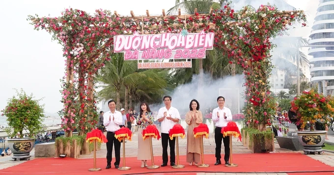 At the launching ceremony of Da Nang coastal flower street 2025 (Photo: SGGP) dsc08674-2847-9560.jpg