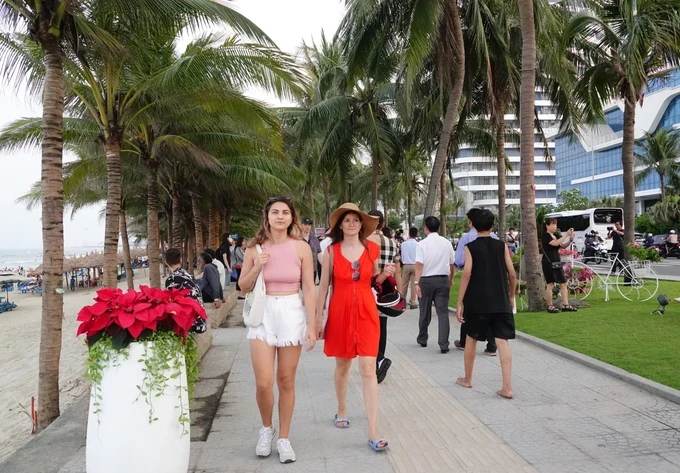 The flower street is expected to contribute to introducing images of Da Nang City to domestic and international visitors. (Photo: SGGP) dsc08687-2437-996.jpg