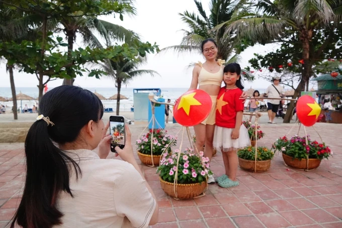 The flower street is expected to become a new photo check-in spot for local people and visitors. (Photo: SGGP) dsc08722-5331-1574.jpg