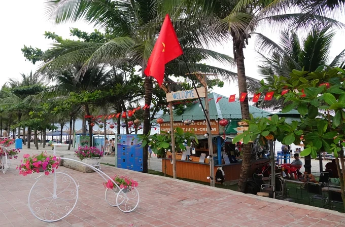 Visitors are served food and drinks at many pop-up stores on the street. (Photo: SGGP) dsc08726-1537-7796.jpg