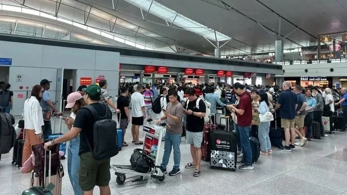 Passengers line up in long queues for check-in at Tan Son Nhat International Airport. (Photo: SGGP) 7b4c0a39-6fb0-49cf-85e3-ecd48ea328d8-2938-1069.jpg