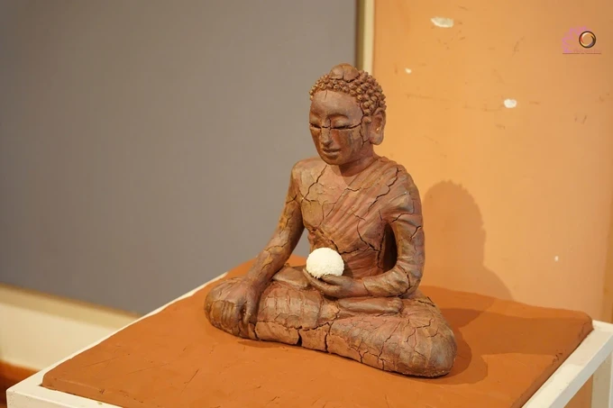 A Buddhist statue is displayed at the exhibition. (Photo: SGGP) img-20250501-194948-8665-2755.jpg