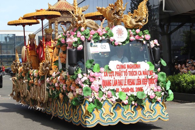 The relics are transported to the Vietnam Buddhist Academy in HCM City. (Photo: VNA) vna-potal-don-xa-loi-duc-phat-thich-ca-tu-an-do-den-viet-nam-8009107.jpg