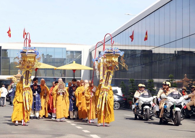 Shakyamuni Buddha’s sacred relics are transported from the Tan Son Nhat International Airport to the Vietnam Buddhist Academy in HCMC. (Photo: VNA) vna-potal-don-xa-loi-duc-phat-thich-ca-tu-an-do-den-viet-nam-8009110.jpg