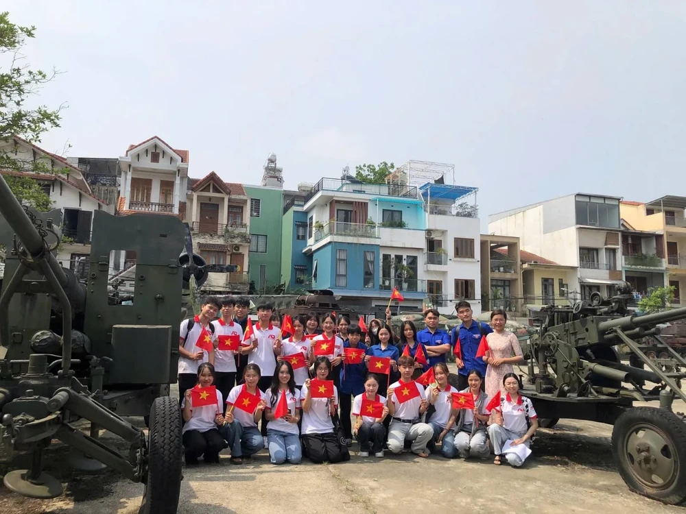Students from the University of Education – Hue University visit Hue City Museum of History. anh-viber-2025-05-03-11-44-35-432-1735-4552.jpg