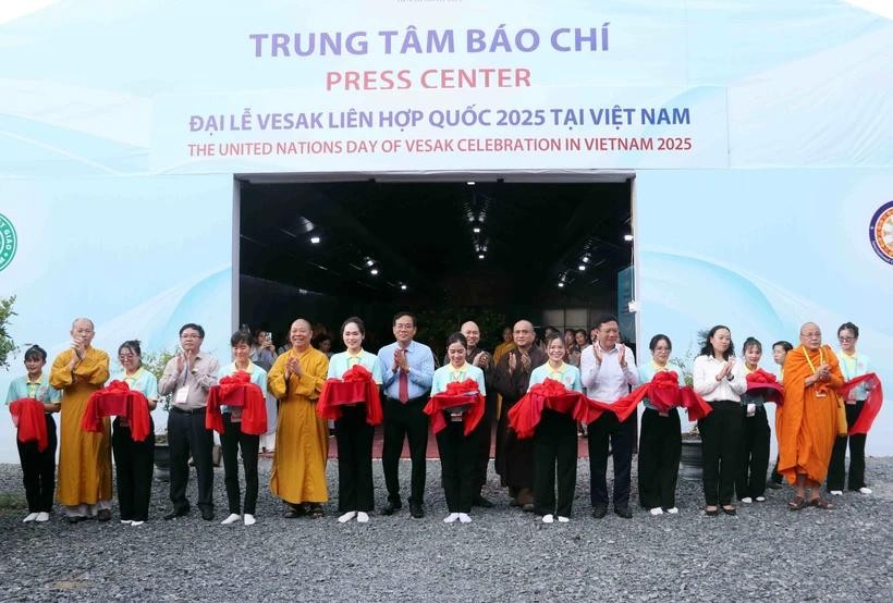 Delegates at the press centre of the UN of Vesek celebration in Vietnam 2025 (Photo: VNA) vna-potal-hop-bao-gioi-thieu-dai-le-vesak-lien-hop-quoc-2025-8009578.jpg