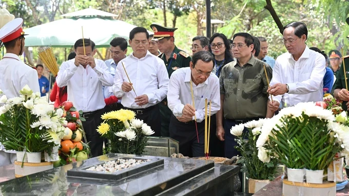 The delegation visits the tomb of heroine Vo Thi Sau. (Photo: SGGP) z6564086438941-e3aa50ea1a3bb55bfd3211c04b20523b-3925-1691.jpg