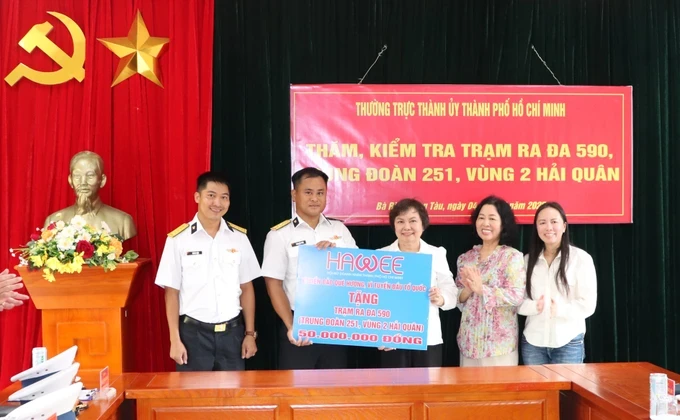 The delegation presents gifts to the Radar Station 590. (Photo: SGGP) img-2448-6263-475.jpg