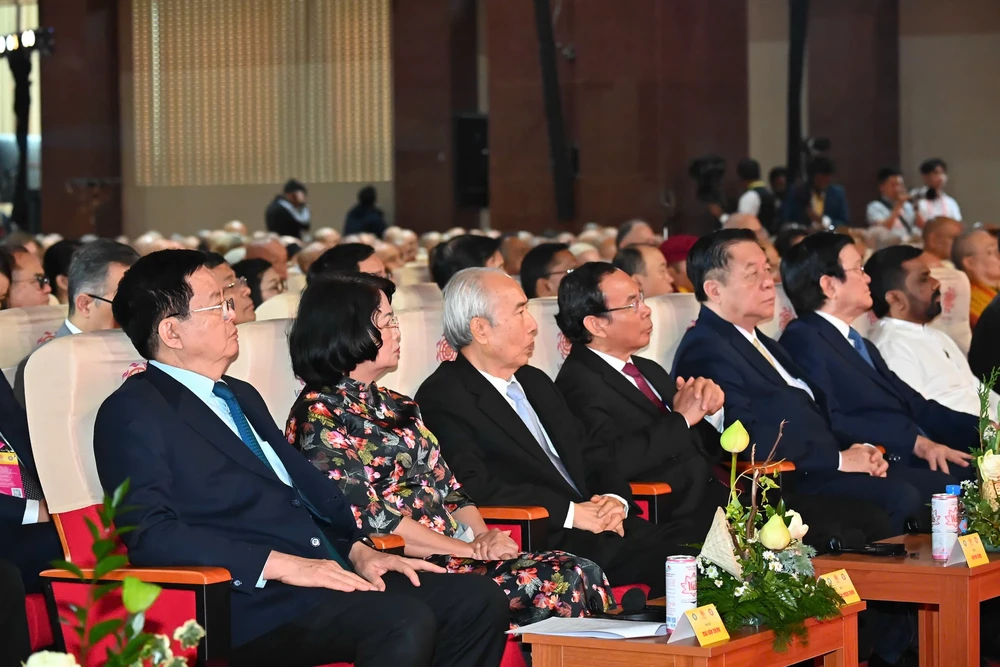 Leaders and former leaders of the Party and State attend the opening ceremony of the UN Day of Vesak Celebration 2025. (Photo: SGGP) b251084942a9f0f7a9b8-9252-5539.jpg