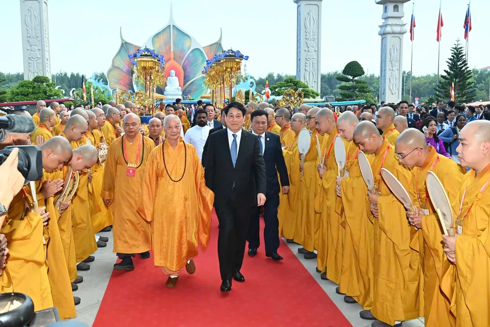 State President Luong Cuong and Most Venerable Thich Tri Quang, Supreme Patriarch of the Patronage Council of the Vietnam Buddhist Sangha (VBS) (Photo: SGGP) b474cc32fdd34f8d16c2-1-3744-1082.jpg