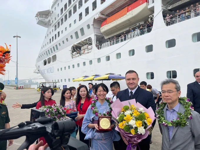 Foreign tourists arrive in Ha Long on cruises. img-5027-2894-3232.jpg