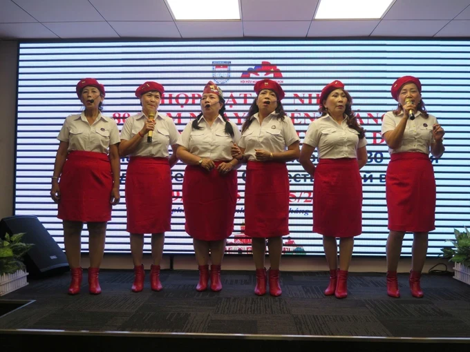 A singing performance at the event (Photo: SGGP) van-nghe-7180-4300.jpg