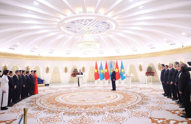 The ceremony is held at the Akorda Presidential Palace on May 6 (local time). (Photo: VNA) vna-potal-le-trao-tang-huan-chuong-huu-nghi-hang-nhat-cua-kazakhstan-cho-tong-bi-thu-to-lam-8015760.jpg