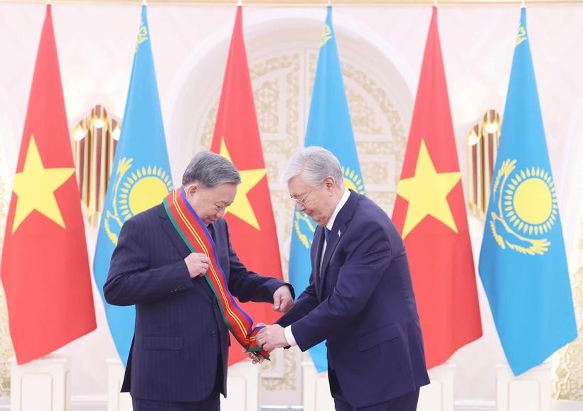 Kazakh President Kassym-Jomart Tokayev (R) presents the Order of Dostyk of the First Class to Party General Secretary To Lam. (Photo: VNA) vna-potal-trao-tang-huan-chuong-huu-nghi-hang-nhat-cua-kazakhstan-cho-tong-bi-thu-to-lam-8015754.jpg