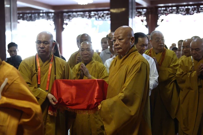 On the afternoon of May 5, the sacred heart relic of Bodhisattva Thich Quang Duc is transferred from the State Bank of Vietnam in Ho Chi Minh City to Vietnam Quoc Tu Pagoda. (Photo: SGGP) z6571316056325-7237d8f8ed997d6ce07a6e0ed0bb23b9-595-4061.jpg
