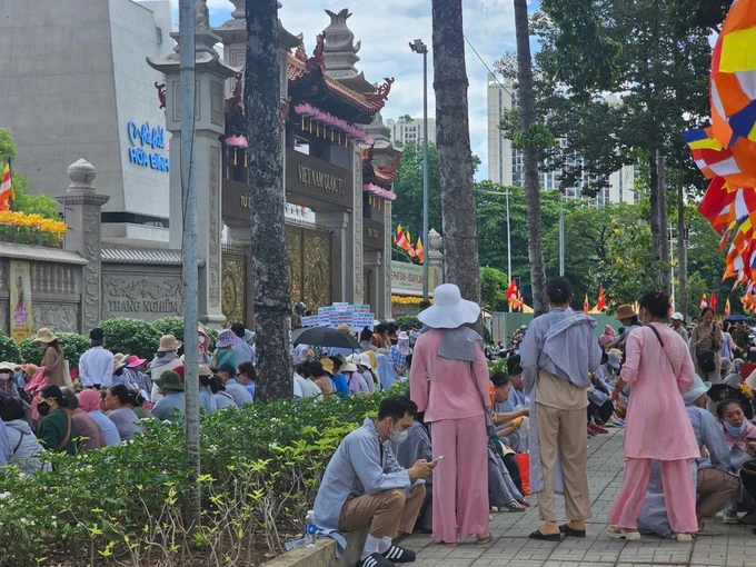Many devotees gather at Vietnam Quoc Tu Pagoda in District 10, Ho Chi Minh City on Tuesday to venerate the heart relic of Bodhisattva Thich Quang Duc. (Photo: SGGP) z6572910817532-e0b0461c835be6f04790edd84abdbedc-4773-5853.jpg