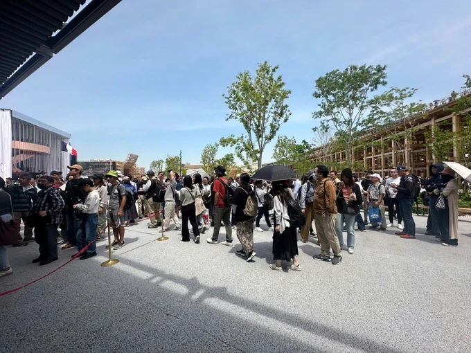 Visitors line up in long queues to wait for visiting the Vietnam Pavilion. 50b5be04-8520-4cb5-b8c3-916da43703f5-9263-778.jpg