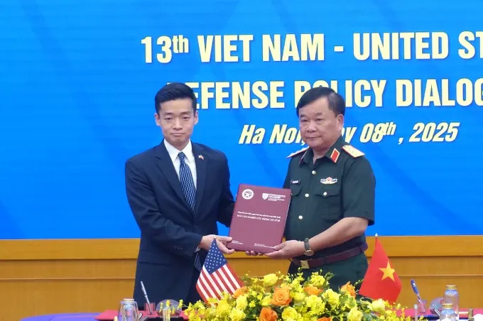 Vietnamese Deputy Minister of National Defence Sen. Lieut. Gen. Hoang Xuan Chien (right) welcomes US Acting Assistant Secretary of Defence John Noh. (Photo: SGGP) doi-thoai-qp-viet-my-9-9343-0.jpg
